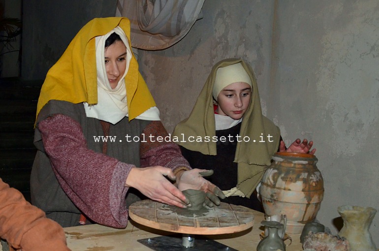 NICOLA di LUNI (Presepe vivente) - Lavorazione al tornio della terracotta