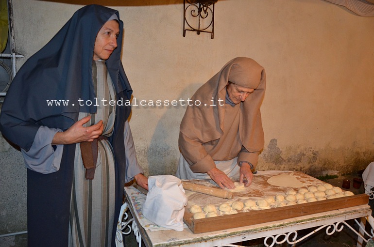 NICOLA di LUNI (Presepe vivente) - Massaie preparano la pasta fatta in casa. Solitammente le pietanze vengono poi offerte in assaggio ai visitatori o distribuite tra i figuranti per ristorarli