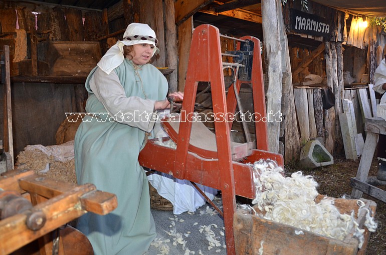 QUERCETA di SERAVEZZA (Presepe vivente) - Cardatura della lana