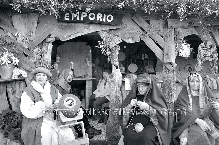 QUERCETA di SERAVEZZA (Presepe vivente) - Emporio con pizzo al tombolo e lavori a maglia