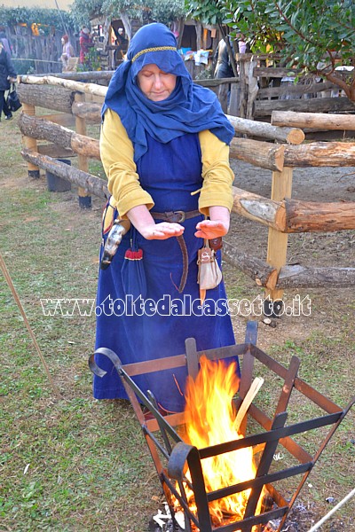 QUERCETA di SERAVEZZA (Presepe vivente) - Riscaldarsi al fuoco da campo