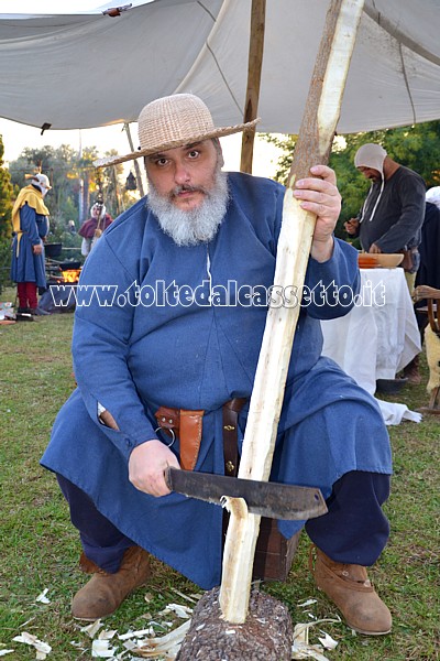 QUERCETA di SERAVEZZA (Presepe vivente) - Soldato affila un palo di legno