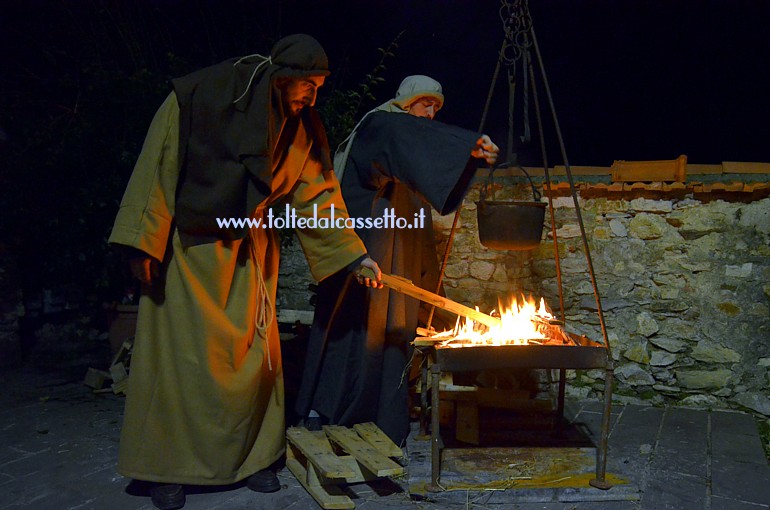 VEZZANO LIGURE (Presepe vivente) - Figuranti addetti ad un fuoco da campo