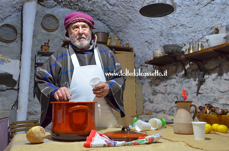 VEZZANO LIGURE (Presepe vivente) - L'oste al bancone del suo locale