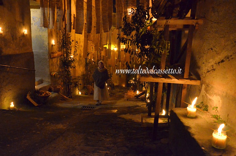 ALBIANO MAGRA (Presepe vivente) - Scenografie nel centro storico con candele e stole appese lungo il percorso dell'evento