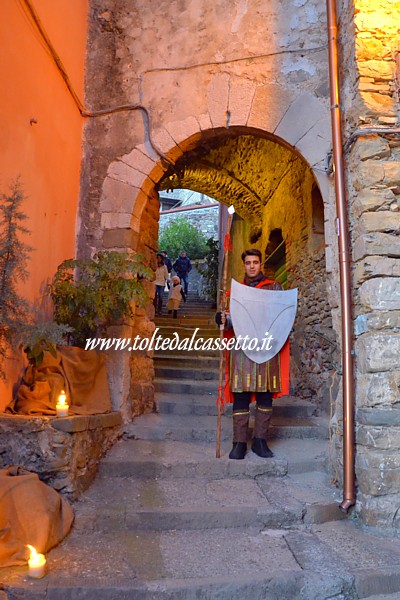 ALBIANO MAGRA (Presepe vivente) - Soldato di guardia in una via del borgo