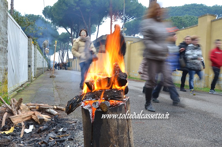 CINQUALE di MONTIGNOSO (Presepe vivente) - Ceppi infuocati guidano i visitatori verso l'evento