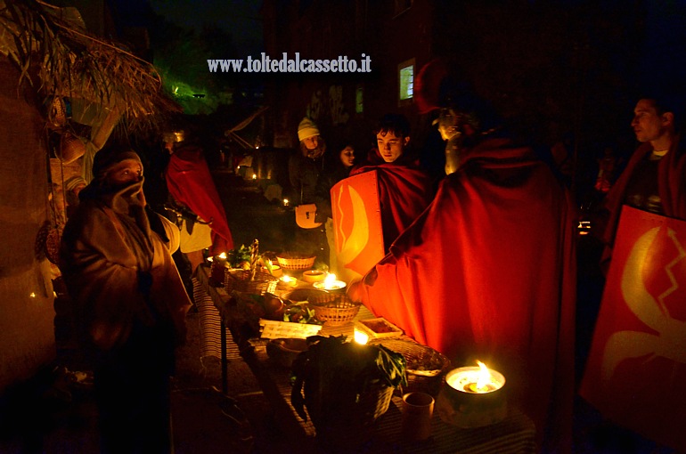 MASSA (Presepe vivente interattivo) - Centurioni si soffermano presso una bancarella