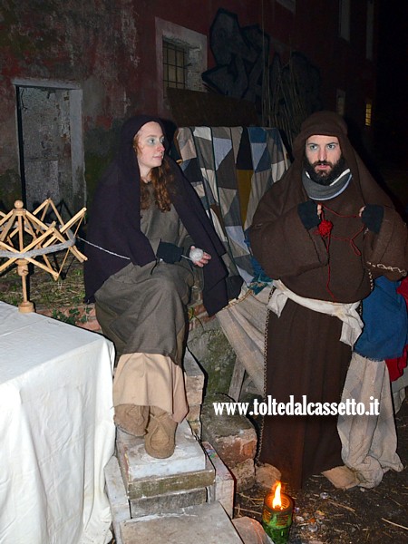 MASSA (Presepe vivente interattivo) - Figurante che lavora la lana con un arcolaio di legno