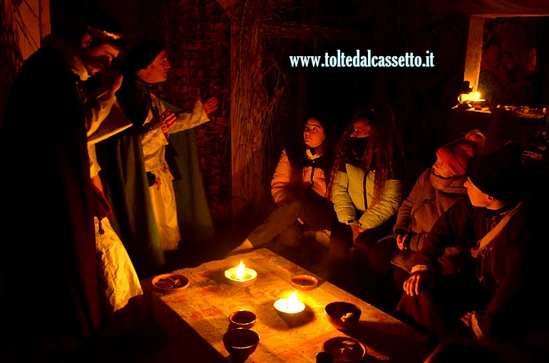 MASSA (Presepe vivente interattivo) - Figuranti interagiscono con i visitatori nel locale adibito ad osteria