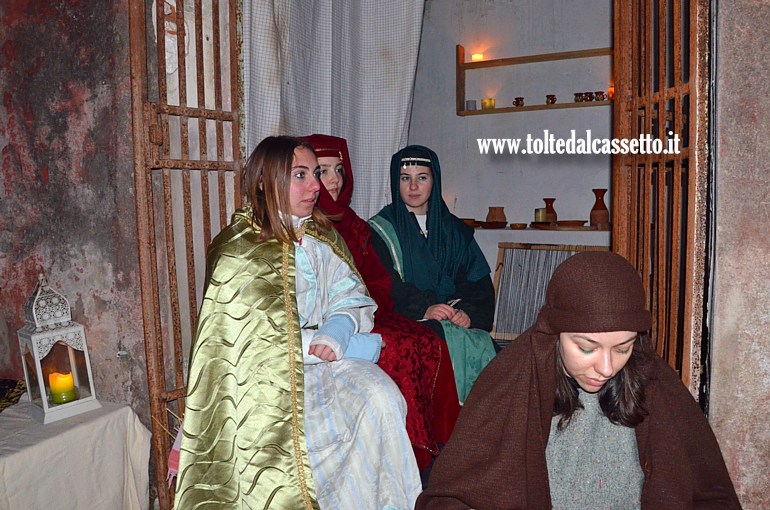 MASSA (Presepe vivente interattivo) - Figuranti sedute sull'entrata di una abitazione