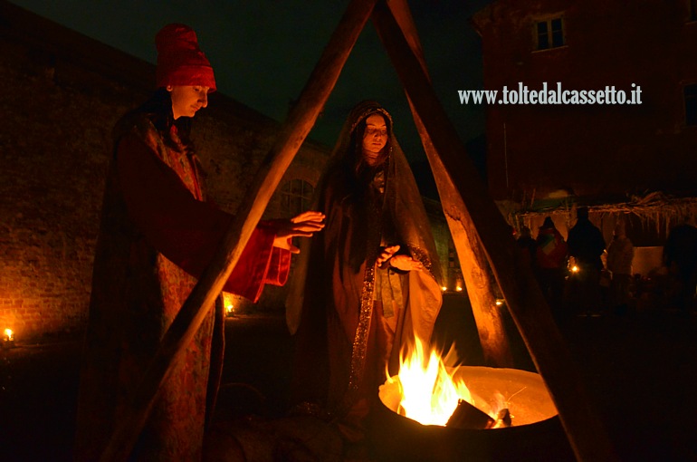 MASSA (Presepe vivente interattivo) - Figuranti si riscaldano vicino ad un fuoco da campo