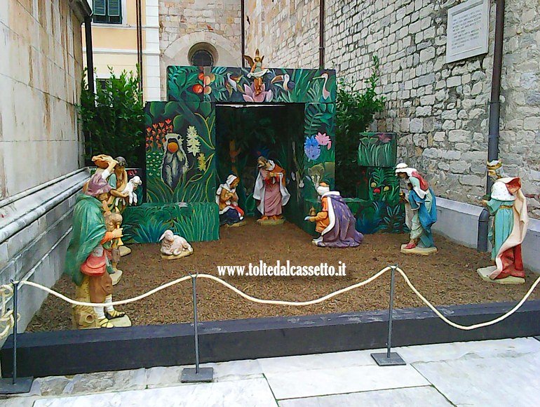 PRESEPE STATICO - A Pietrasanta una Nativit realizzata con statue di media dimensione