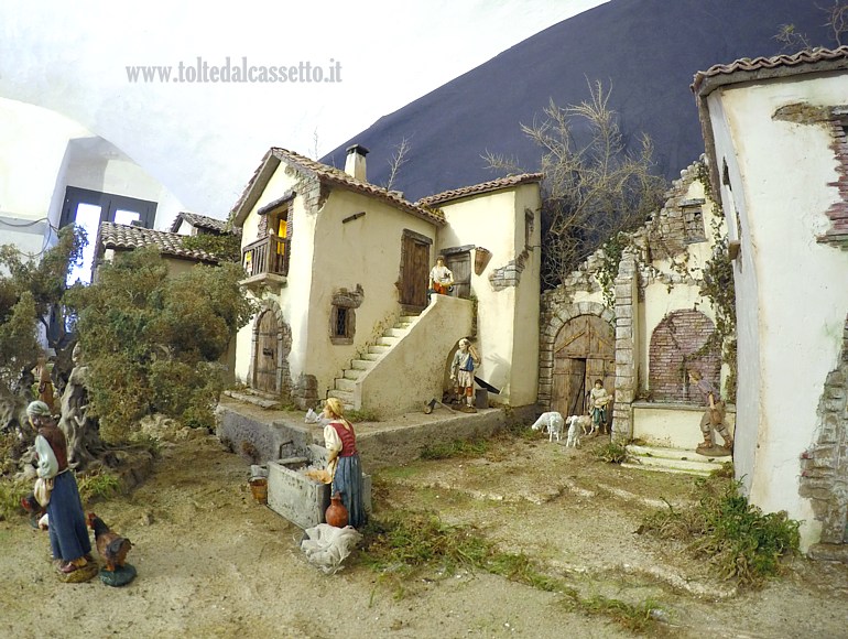 PRESEPE STATICO - Aia del plastico ambientato in un borgo rurale