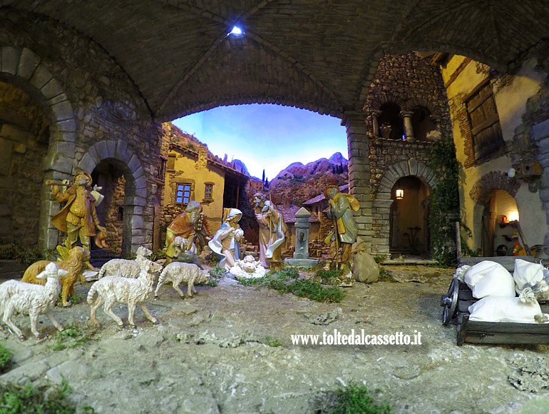PRESEPE STATICO - Un diorama, in stile popolare, ambientato in un antico borgo occidentale
