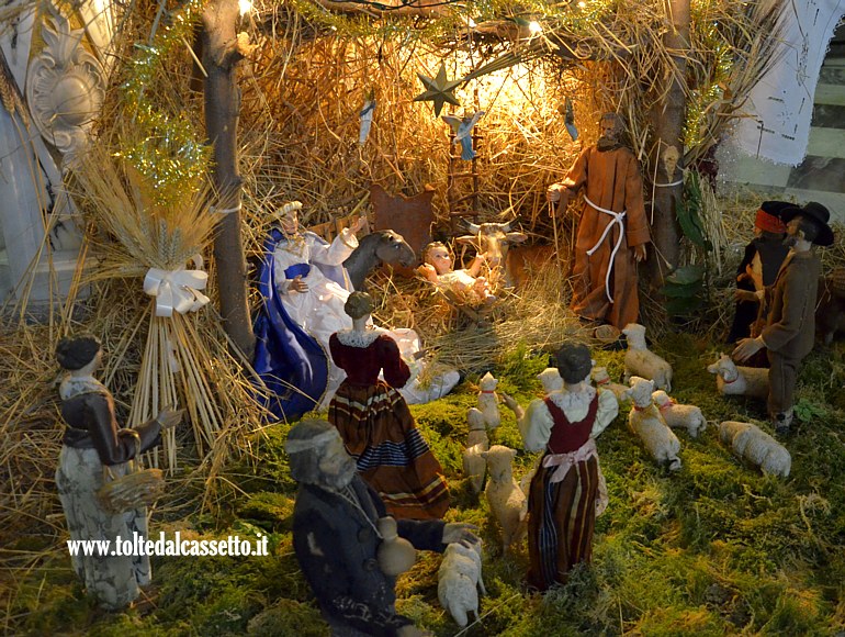 PRESEPE STATICO - Scenografia in stile popolare con preziose statuine di Anton Maria Maragliano