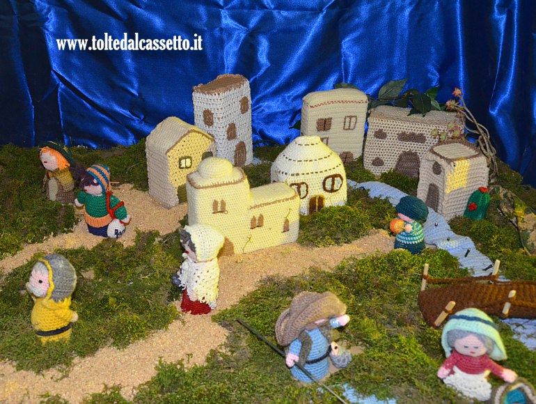 PRESEPE STATICO - Le case del modello con soggetti ricamati all'uncinetto