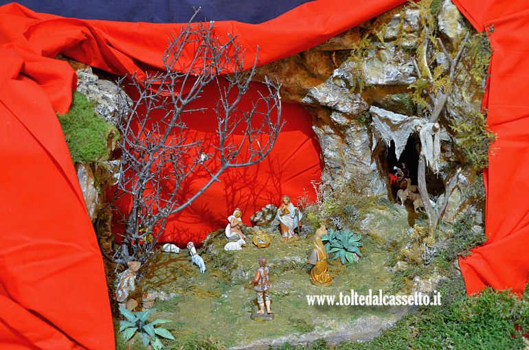 PRESEPE STATICO - Modello ambientato dentro una caverna