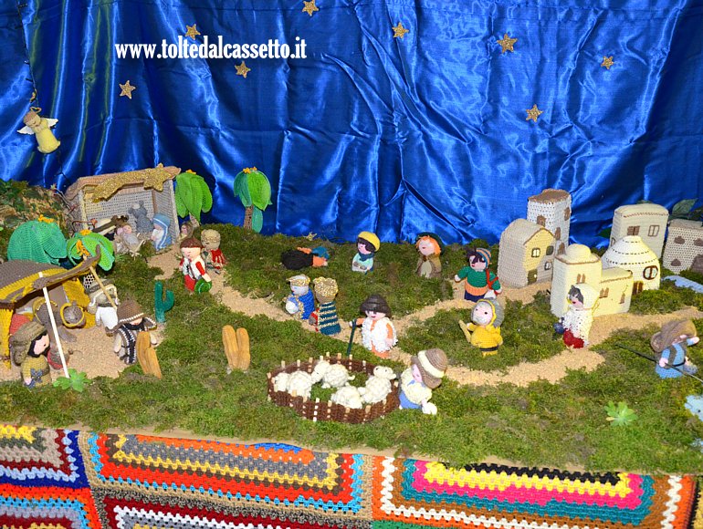 PRESEPE STATICO - Con soggetti ricamati all'uncinetto