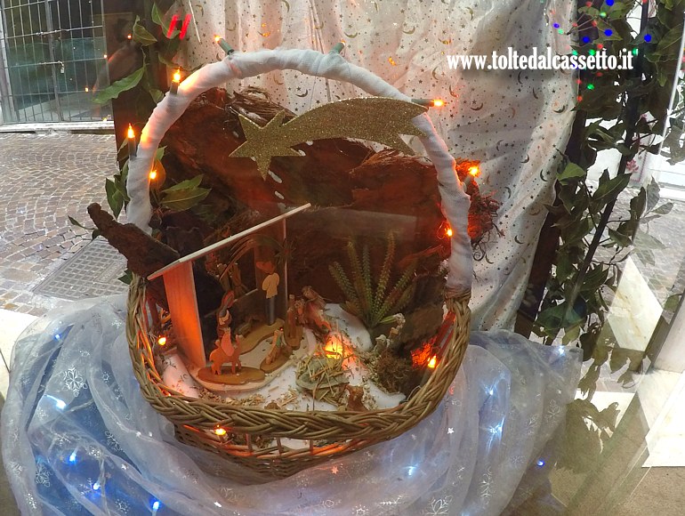 PRESEPE STATICO - Modello in miniatura realizzato dentro un cesto di vimini