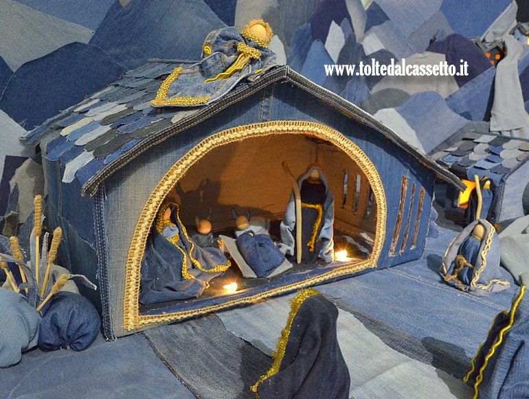 PRESEPE STATICO - La capanna della Nativit� in un plastico realizzato con stoffa tipo jeans