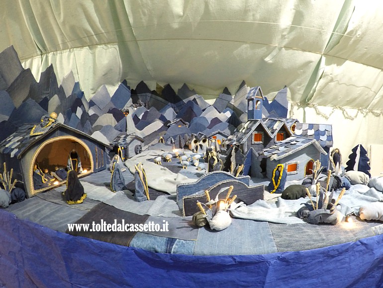 PRESEPE STATICO - Il plastico completo del modello in stoffa tipo jeans