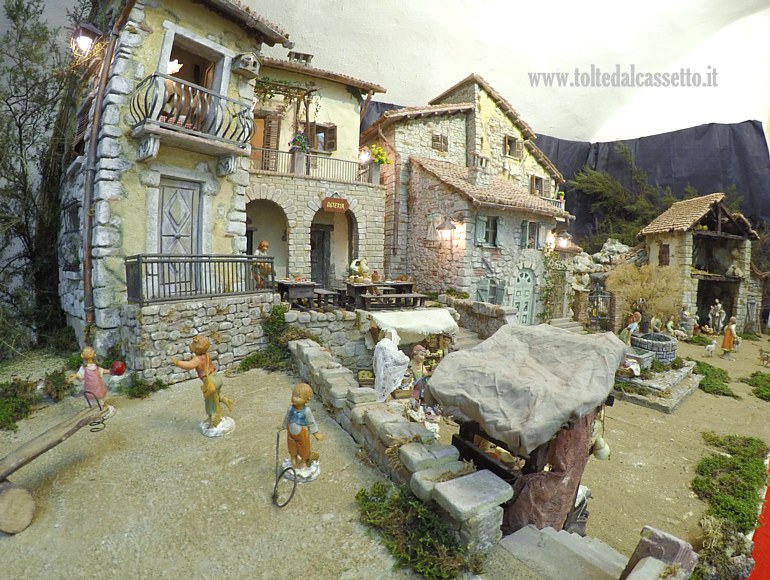 PRESEPE STATICO - Plastico realizzato in stile popolare a cielo aperto