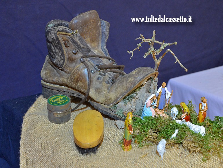 PRESEPE STATICO - Nativit� collocata in un ambiente scenico dominato da un vecchio scarpone