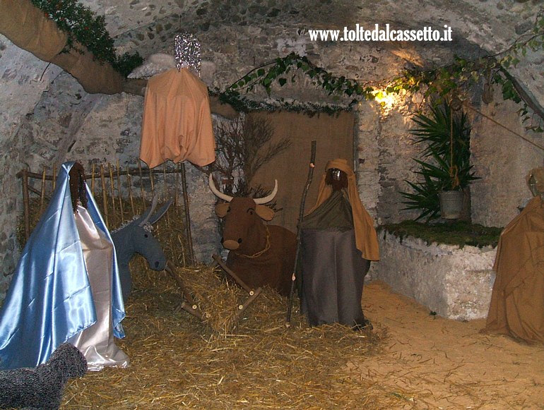 PRESEPE STATICO - Una Nativit� realizzata con personaggi in stoffa a grandezza naturale