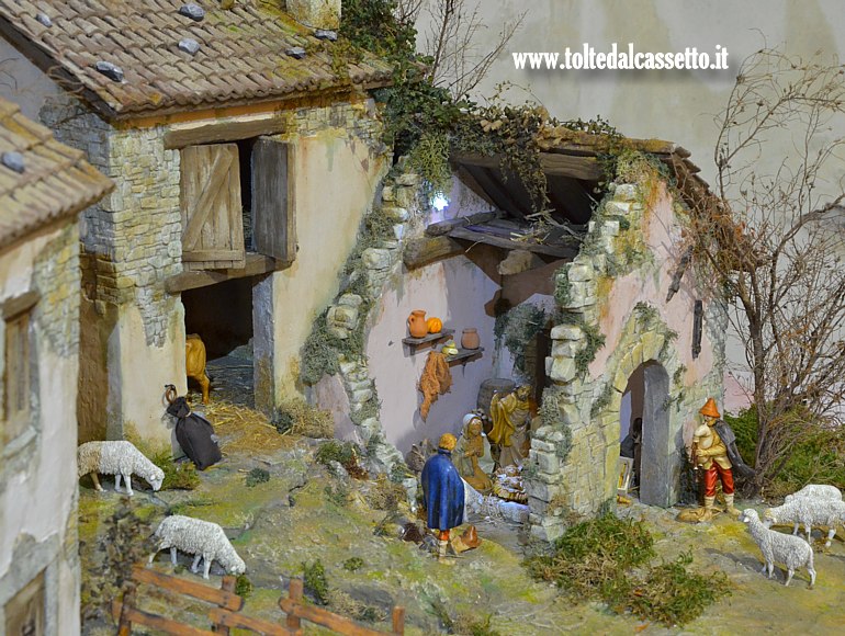 PRESEPE STATICO - La Nativit� del modello meccanico ambientato in una fattoria
