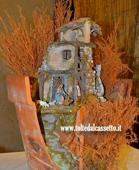 PRESEPE STATICO - La Nativit ambientata dentro un vaso di coccio rotto