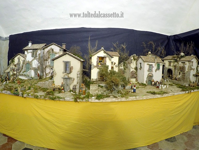 PRESEPE STATICO - Panoramica di plastico ambientato in un borgo rurale
