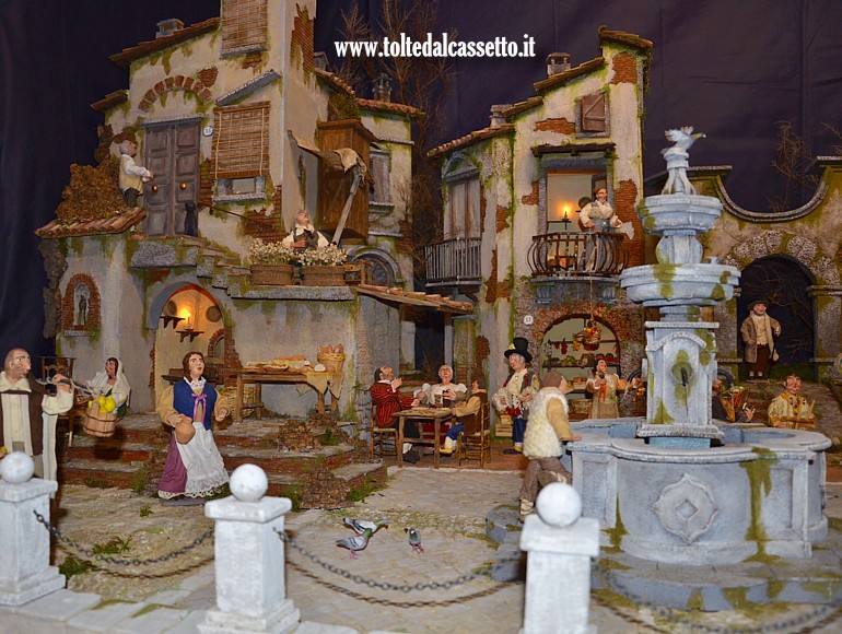 PRESEPE STATICO - Area della piazza con fontana nel plastico in stile napoletano