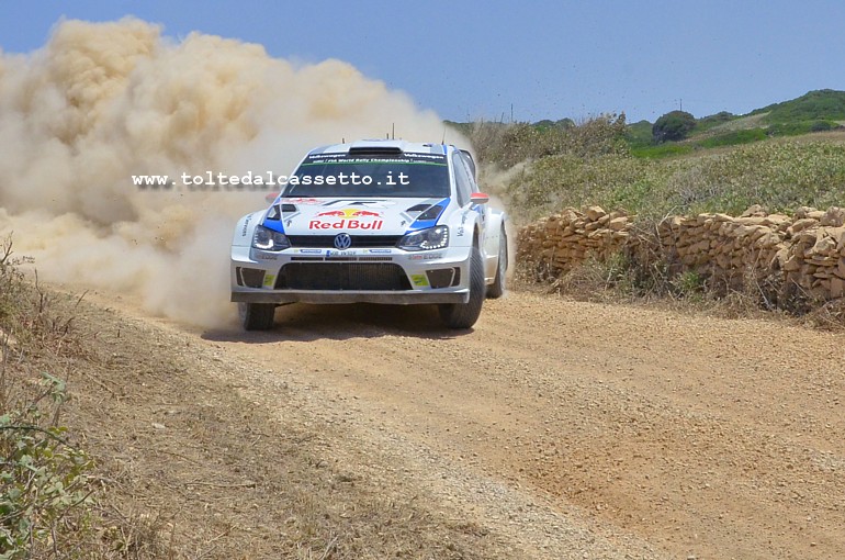 RALLY ITALIA SARDEGNA 2014 - La Volkswagen Polo R WRC (n.2) dei finlandesi Jari-Matti Latvala e Miikka Anttila (terzi nella classifica finale) si lascia dietro un'imponente scia di polvere