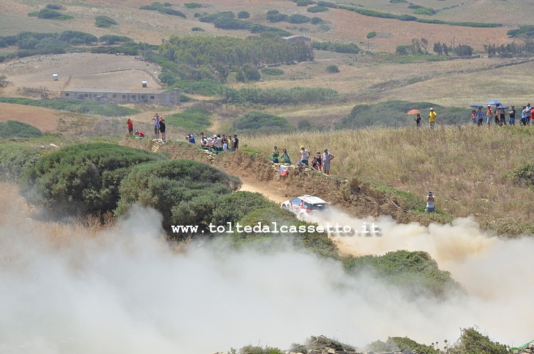 RALLY ITALIA SARDEGNA 2014 - La Citroen DS3 R5 (n.74) dei francesi Sebastien Chardonnet e Thibault De La Haye (undicesimi nella classifica finale) attraversa la tipica campagna sarda lasciandosi dietro una lunga scia di polvere