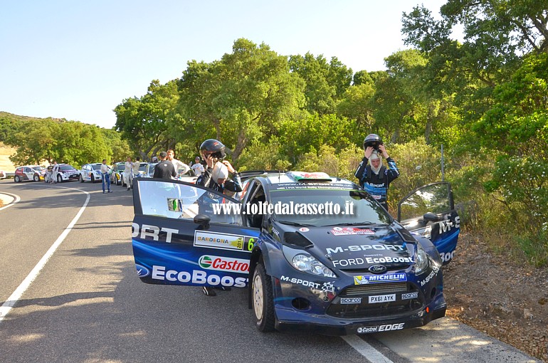 RALLY ITALIA SARDEGNA 2014 - I britannici Elfyn Evans e Daniel Barritt su Ford Fiesta RS WRC (n.6) indossano il casco prima della partenza di una prova speciale