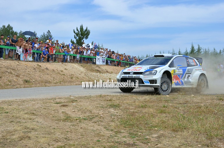 RALLY ITALIA SARDEGNA 2014 - I vincitori della corsa Ogier e Ingrassia (FRA) transitano in controsterzo con la loro Volkswagen Polo R WRC (n.1) seguiti con attenzione da un folto pubblico