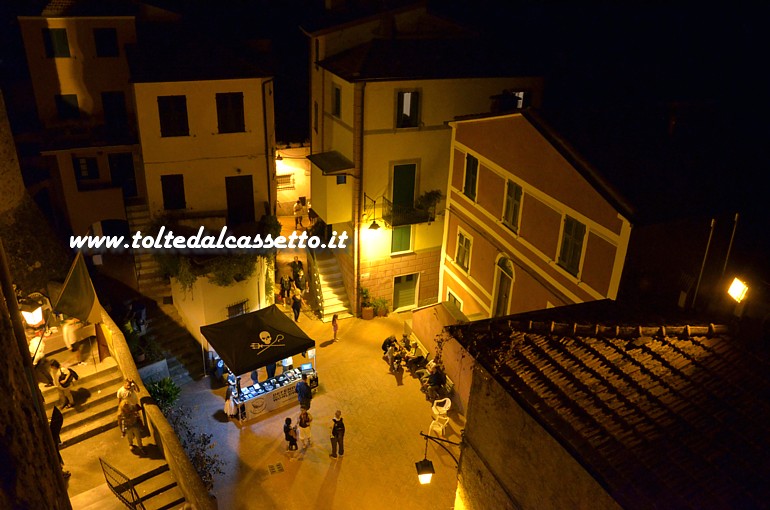 AMEGLIA (RespirArte 2016) - Piazza Francesco Sforza (la piazzetta del castello) con gazebo di "Sea Sheperd Conservation Society"