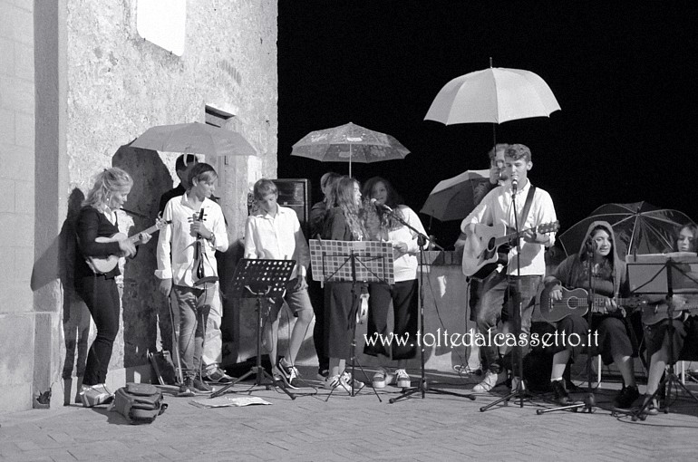 AMEGLIA (RespirArte 2017) - Cantando sotto la pioggia in Piazza della Chiesa