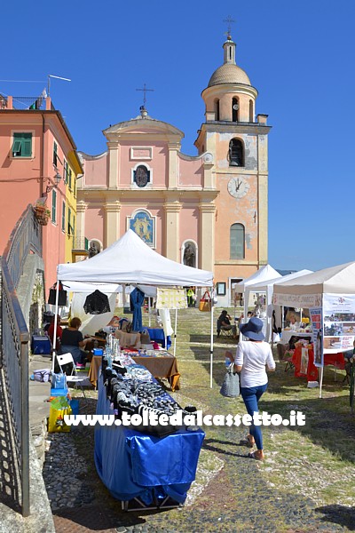 VEZZANO LIGURE (Sagra dell'Uva) - Bancarelle sul sagrato della chiesa parrocchiale "Nostra Signora del Soccorso", edificata nel borgo soprano