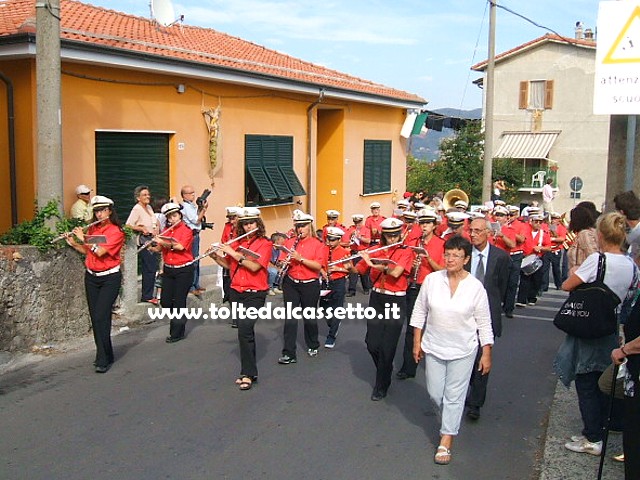 VEZZANO LIGURE (Sagra dell'Uva) - La Banda Musicale "Giacomo Puccini" precede una sfilata storica