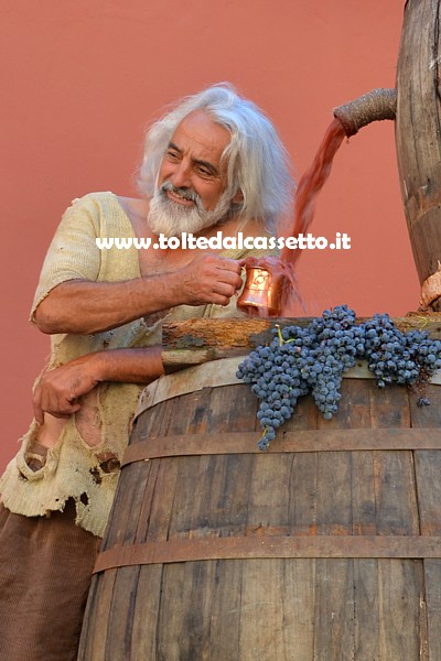 VEZZANO LIGURE (Sagra dell'Uva) - Bere da una fontana dalla quale sgorga vino anzich acqua