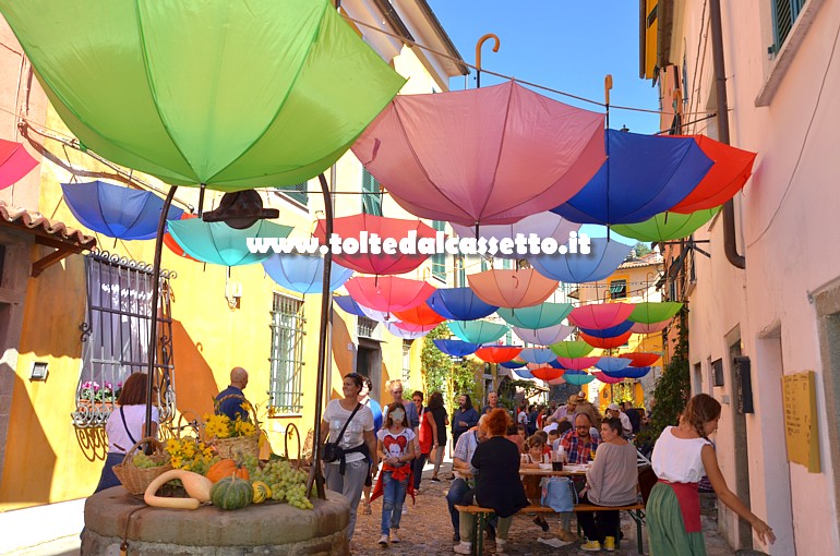 VEZZANO LIGURE (Sagra dell'Uva) - Chi transitava o pranzava nel borgo soprano si trovava sopra la testa un tetto di ombrelli muticolore