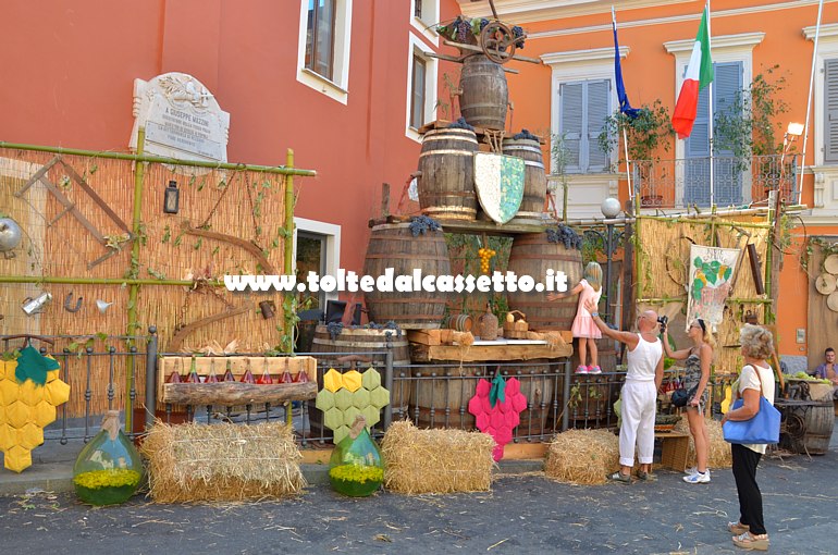 VEZZANO LIGURE (Sagra dell'Uva) - In una scenografia del rione Capitolo alcune botti accatastate a piramide danno luogo ad un'artistica fontana erogante vino