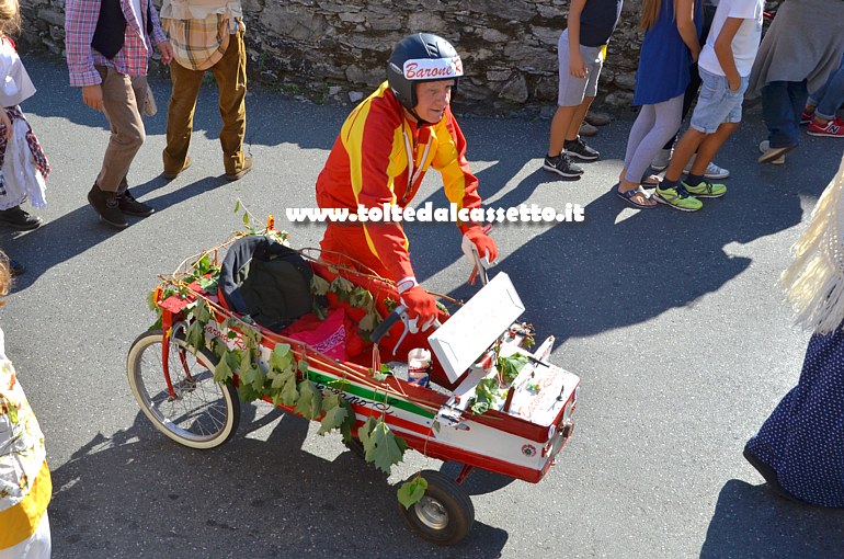VEZZANO LIGURE (Sagra dell'Uva) - Il "Barone Rosso" del rione Piazza partecipa alla sfilata storica col suo carrettino a ruote gommate