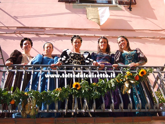 VEZZANO LIGURE (Sagra dell'Uva) - Le damigelle del Gruppo Storico di Fivizzano affacciate ad un balcone del borgo
