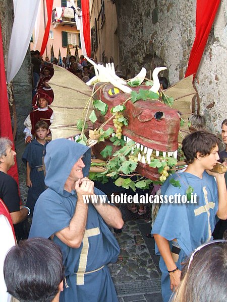VEZZANO LIGURE (Sagra dell'Uva) - Il drago del Rione San Giorgio durante la sfilata storica
