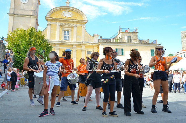VEZZANO LIGURE (Sagra dell'Uva) - I Batebalengo si esibiscono di fronte al Duomo