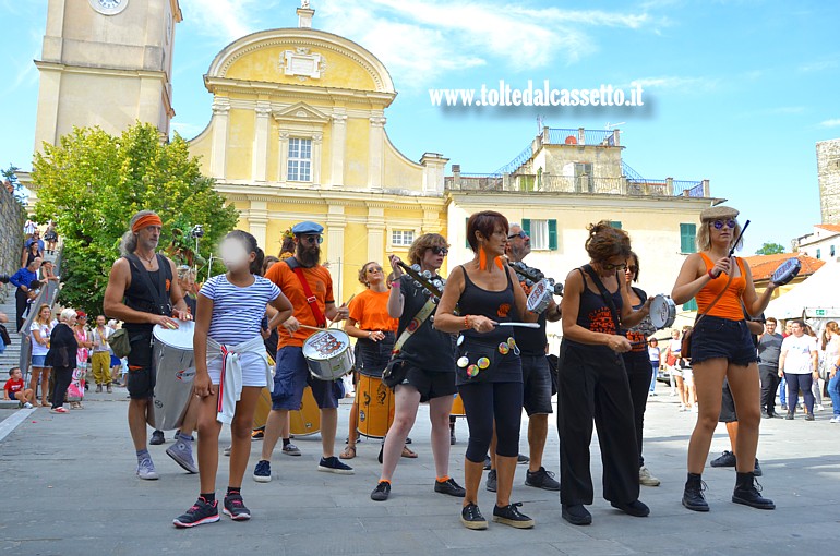 VEZZANO LIGURE (Sagra dell'Uva) - I Batebalengo si esibiscono di fronte al Duomo