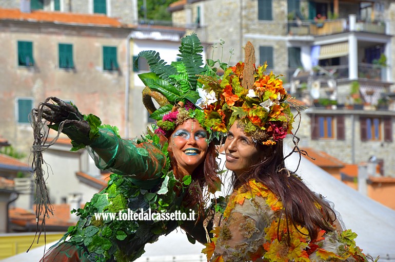 VEZZANO LIGURE (Sagra dell'Uva) - Le ragazze sui trampoli durante l'esibizione in Piazza del Popolo